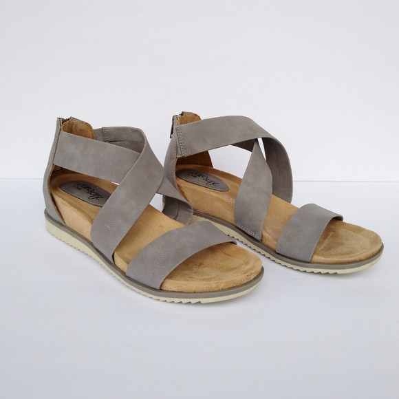 EuroSoft by Soffi Shoes - Euro Soft light gray strappy sandals size 8